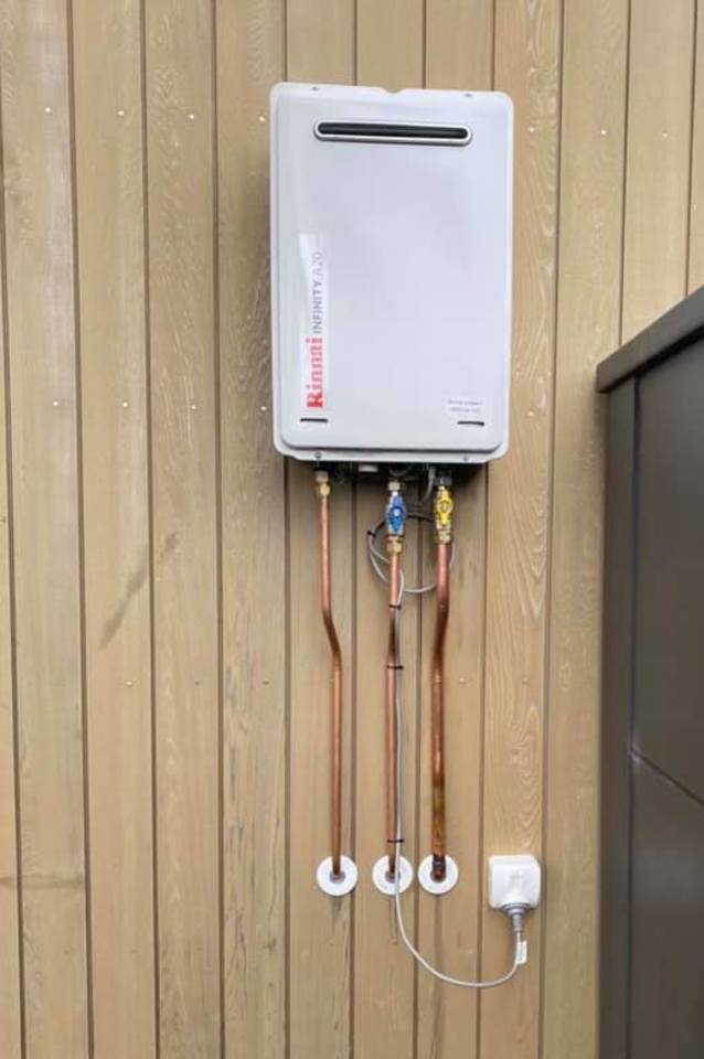 Rinnai Infinity ht water unit on side of house