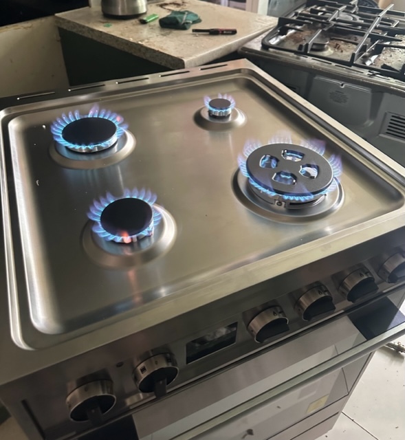 Cooker during service, pulled out from wall