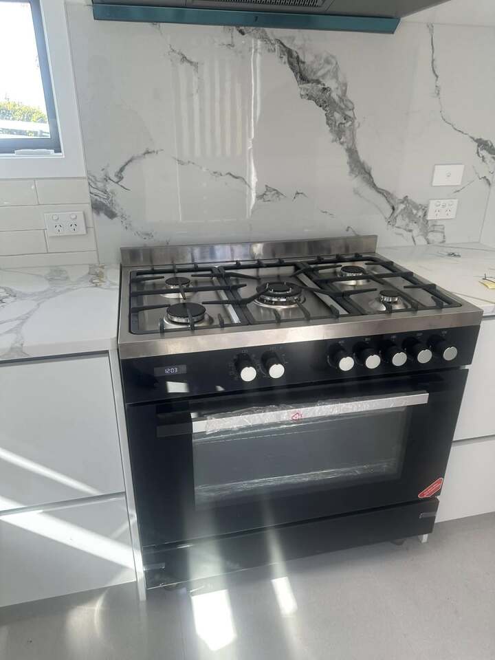 Freestanding gas cooker in kitchen wit marble kitchen